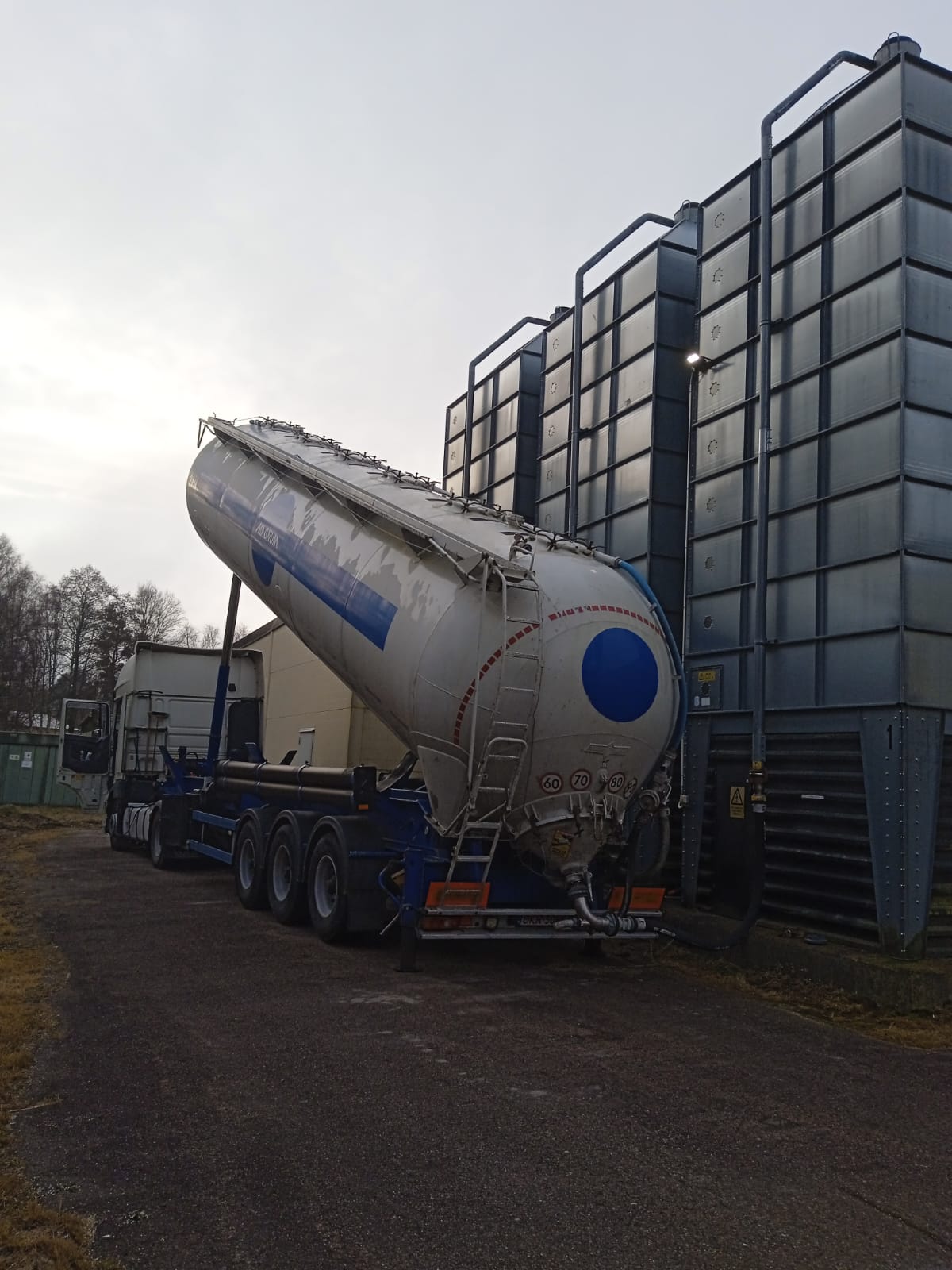 Transloading granulate from big-bags to a silo trailer