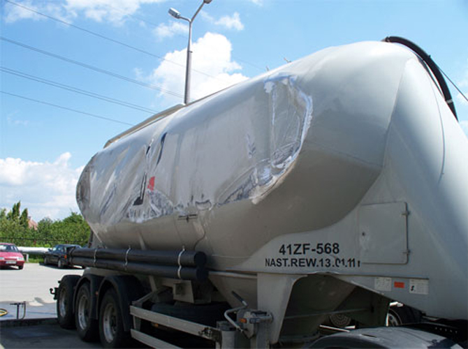 Naprawa powypadkowa cementonaczepy – zgnieciony zbiornik przed naprawą, PHS Magnum Naprawa powypadkowa cementonaczepy – zgnieciony zbiornik przed naprawą, PHS Magnum