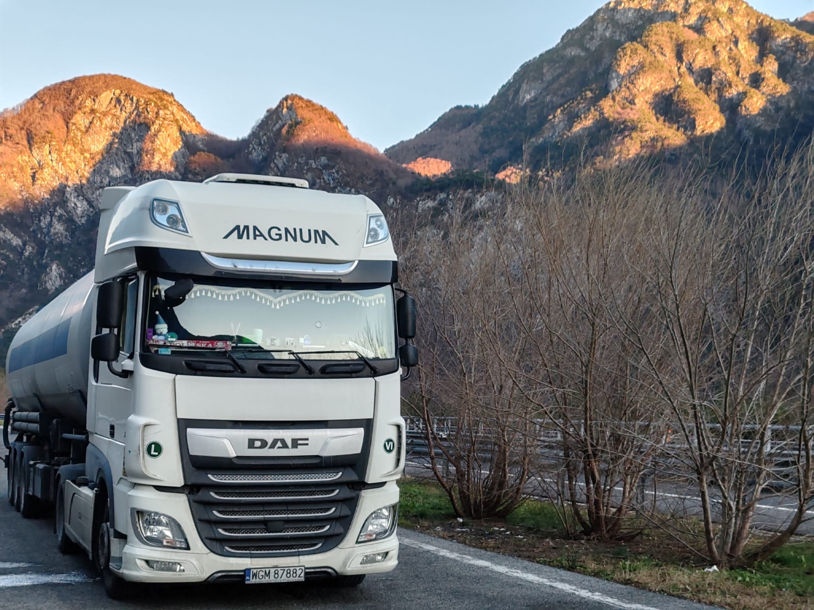 Spitzer SF vs SK – porównanie serii silonaczep i zastosowań Silonaczepa DAF w transporcie materiałów sypkich